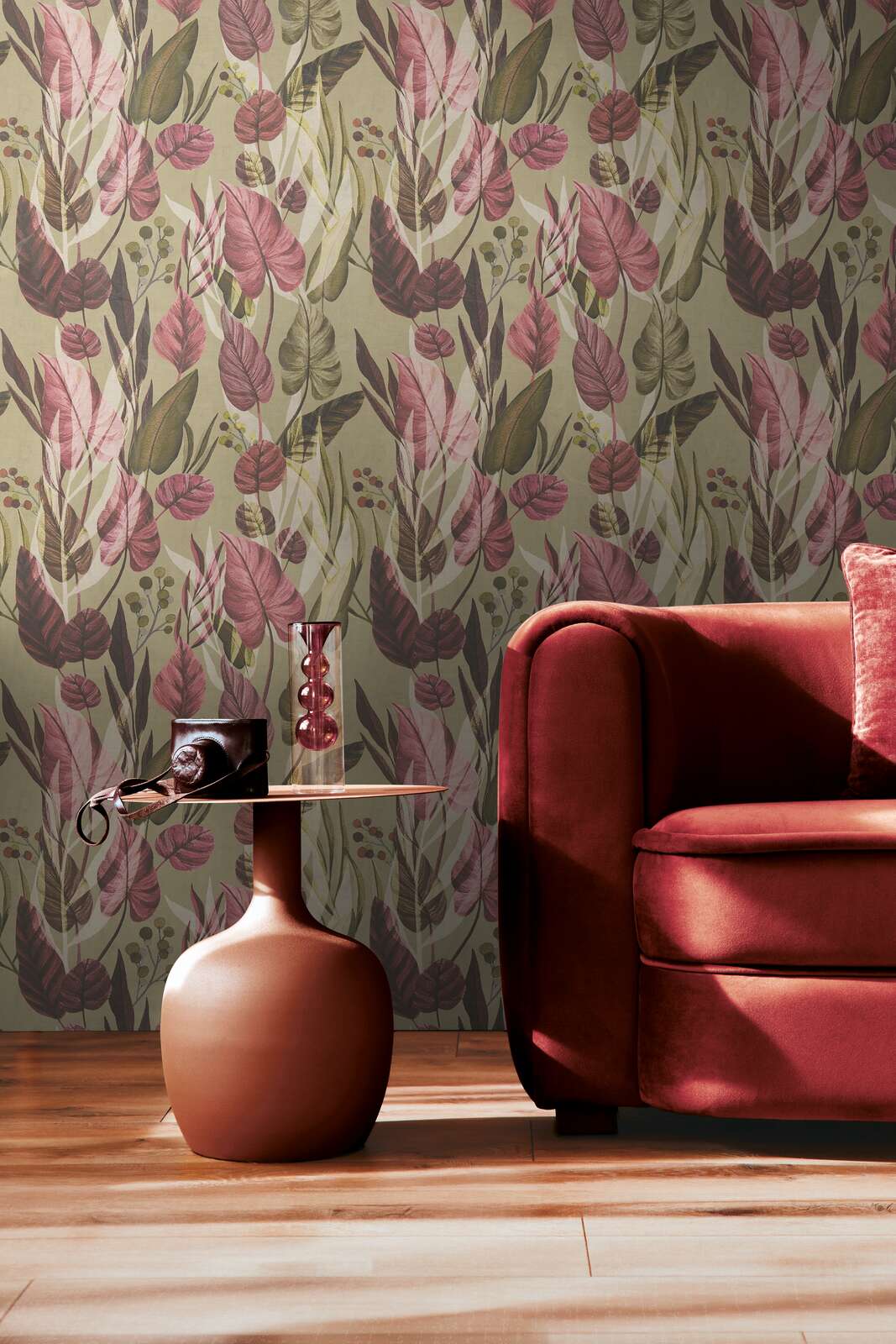            Stilvolle Vliestapete mit wildem Blättermotiv, feine Struktur – Braun, Pink
        