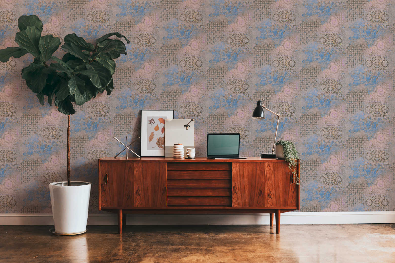             Bunte Mosaik Tapete mit rustikaler Wandoptik – Beige, Blau, Braun
        