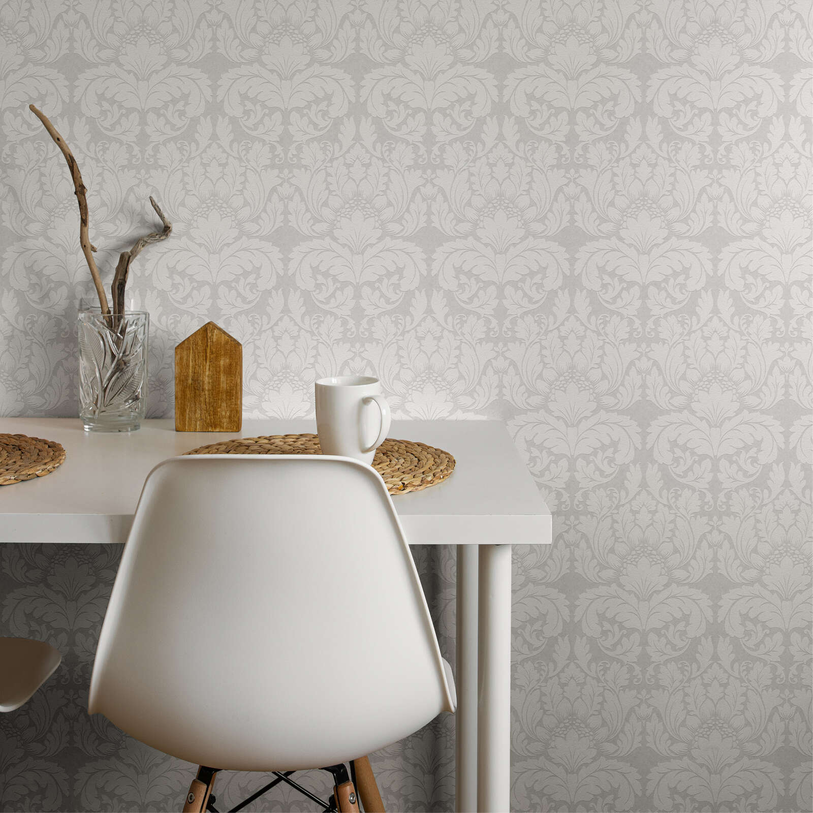             Überstreichbare Tapete mit floralem Ornament Design – Weiß
        