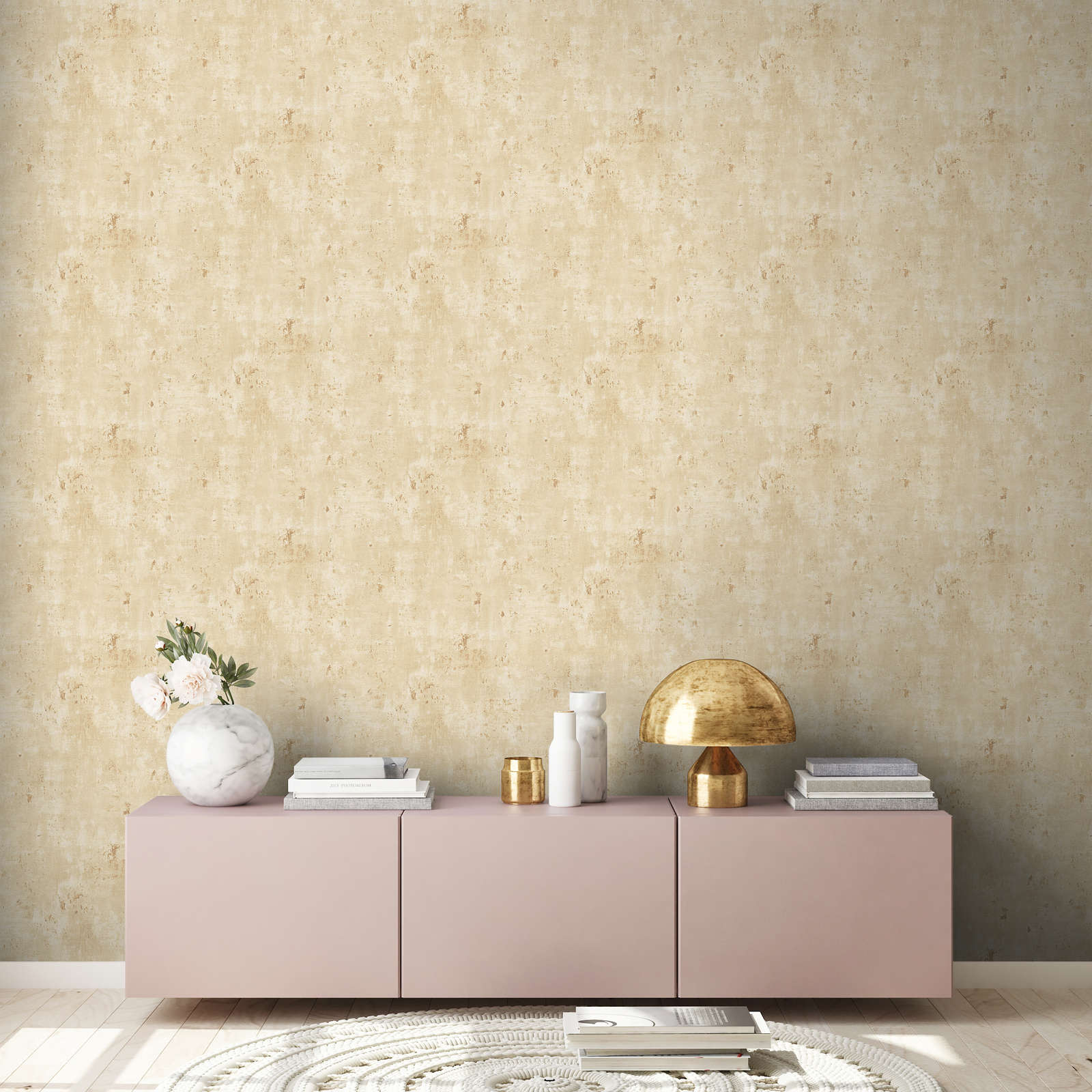 Vliestapete im Used Look mit metallischen Akzenten – Beige, Gold