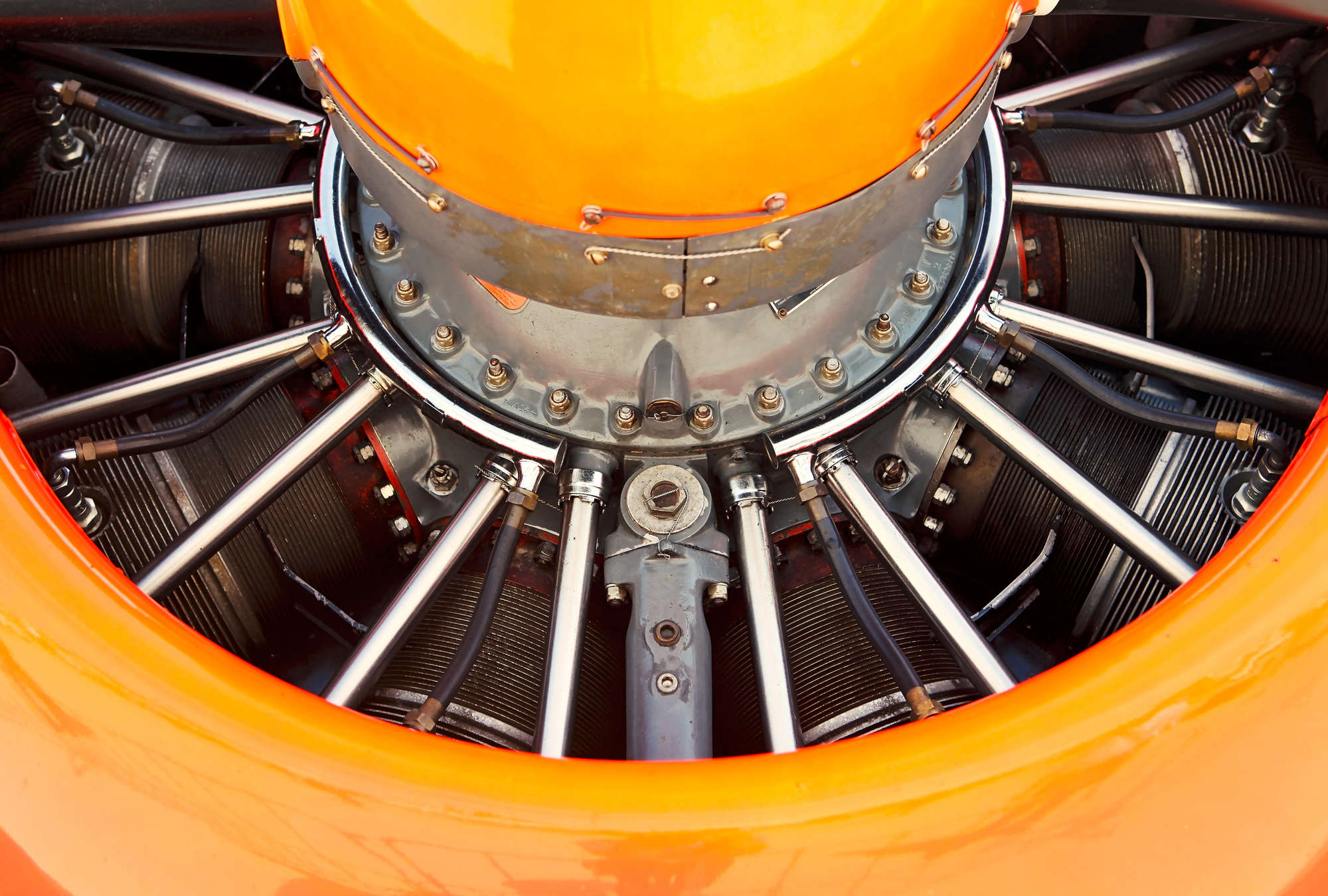             Industrielle Fototapete – Vliestapete mit Sternmotor und Rotorstruktur 3D – Orange, Grau
        