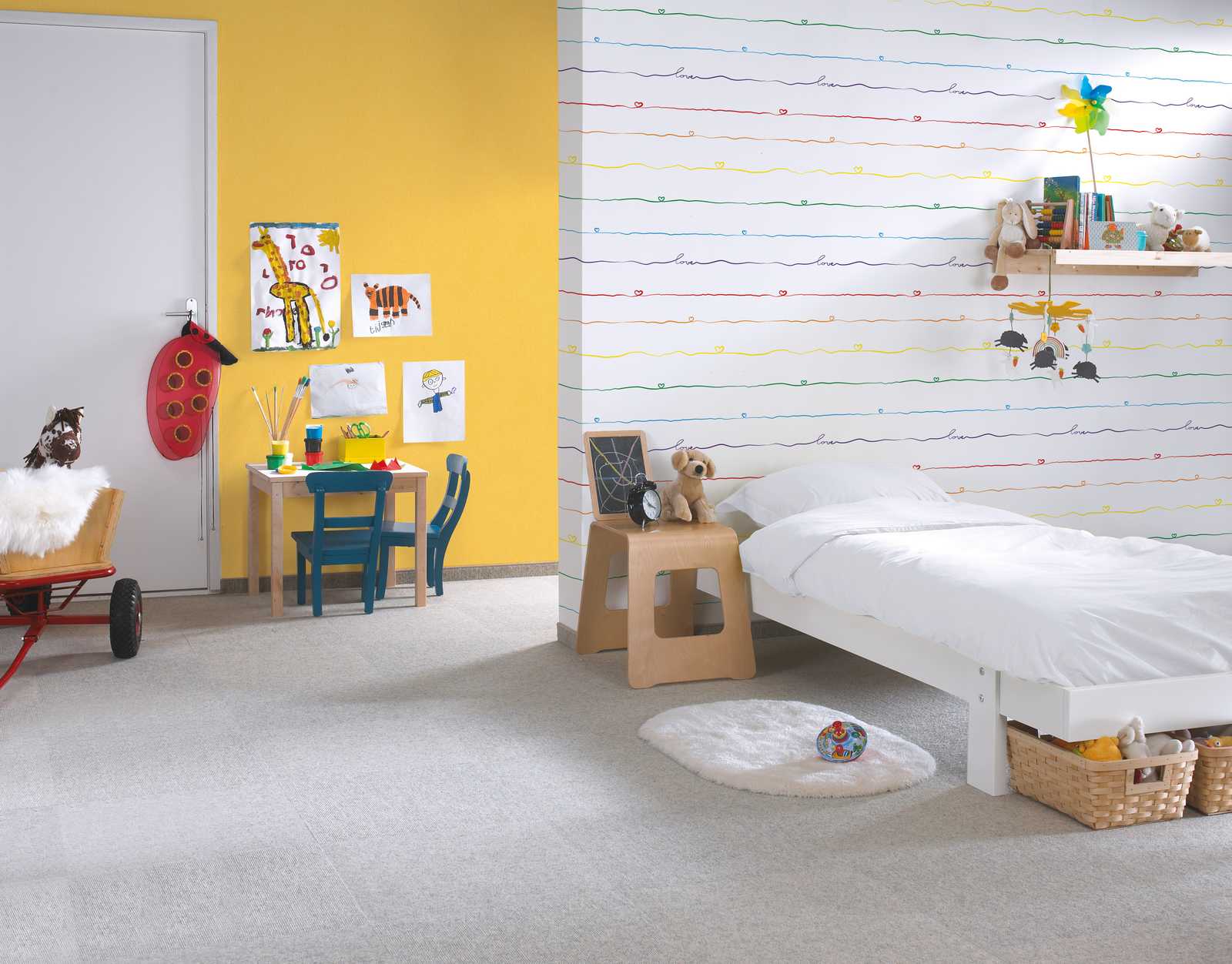 Gestreifte Kinderzimmer Tapete mit Herz – Bunt, Weiß, Rot