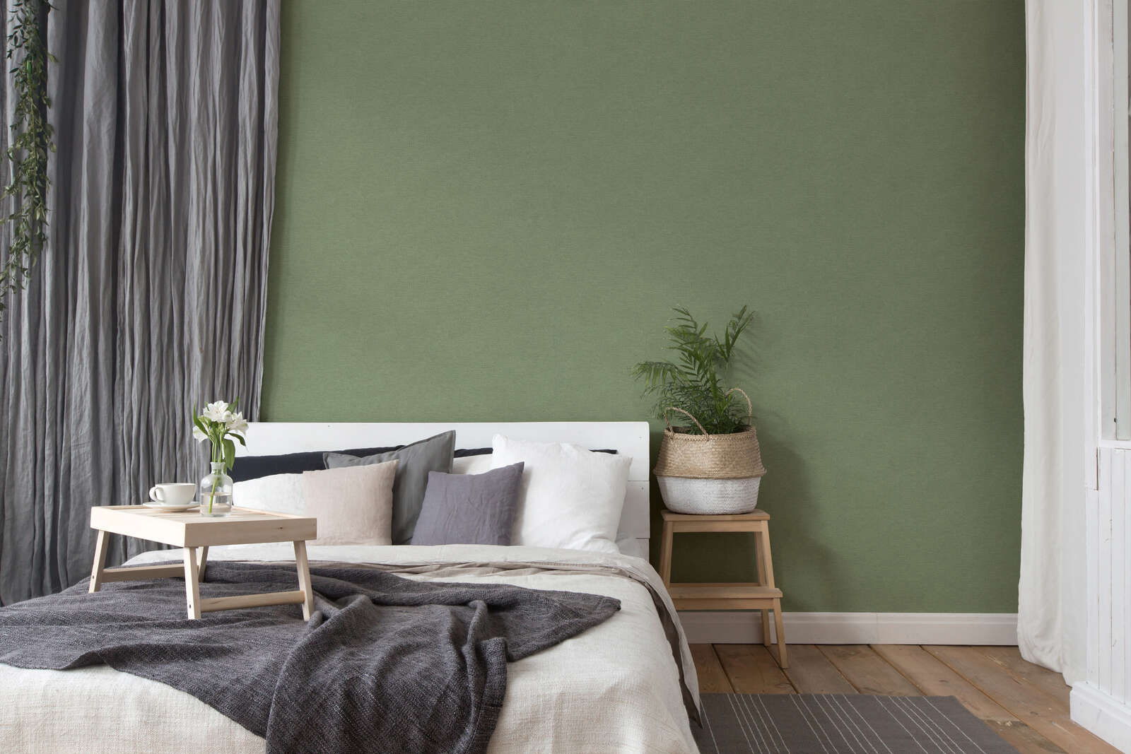 Schlafzimmer, grüne Wand, Topfpflanze, Holzmöbel, Leinenbettwäsche