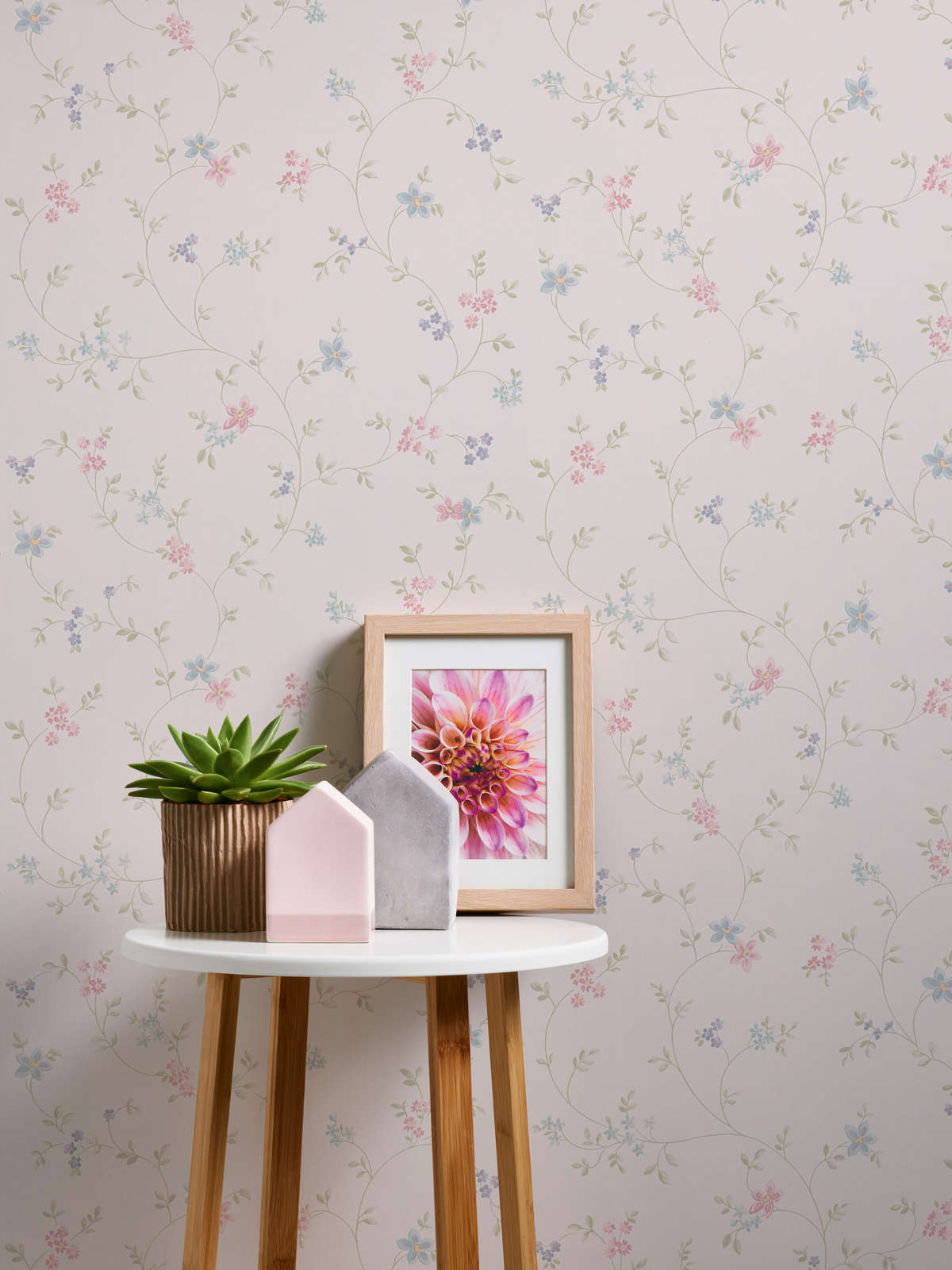 Blumentapete mit Ranken im Landhausstil – Creme, Grün, Blau