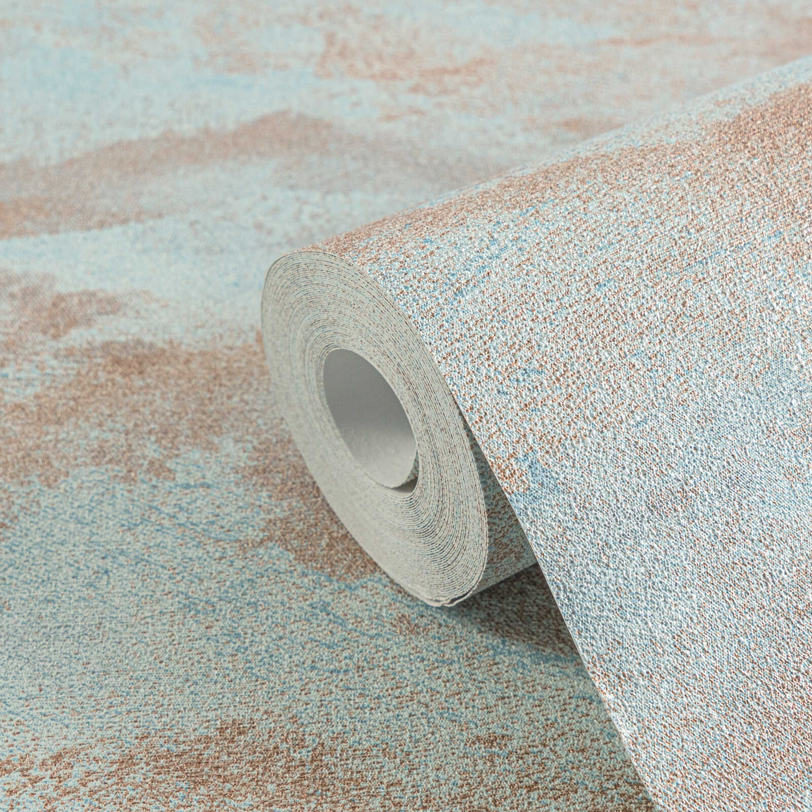             Lebhafte Vliestapete mit exklusivem Wellenmuster und feiner, gläzender Textilstruktur – Hellblau, Braun, Metallic
        