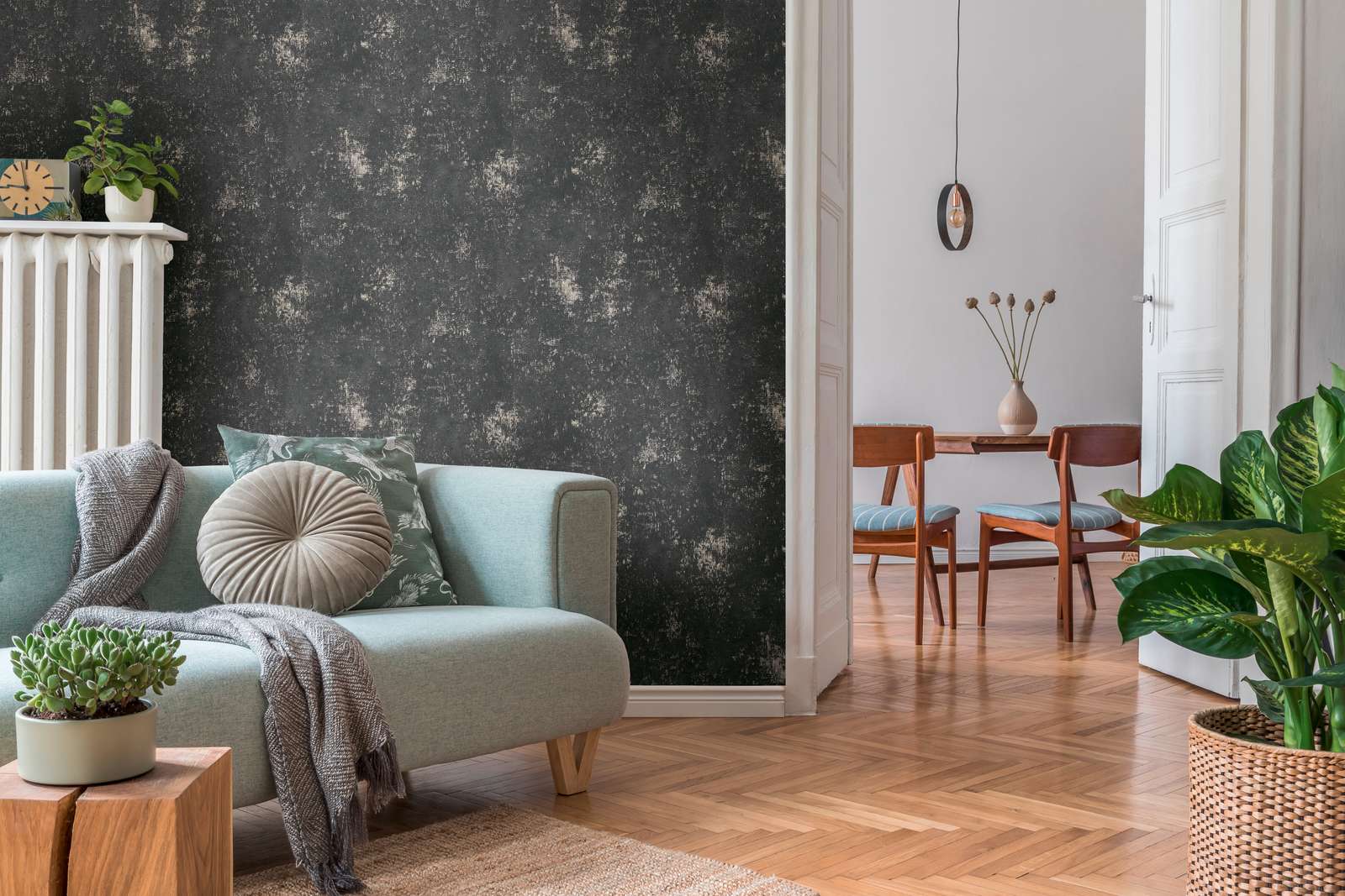             Schwarze Tapete rustikale Strukturoptik mit Metallic Effekt
        