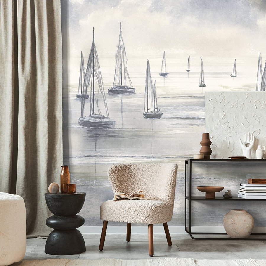 Sessel, Samtstuhl, Sessel Beige, Wandtapete mit Segelbooten, Wohnzimmer Dekoration