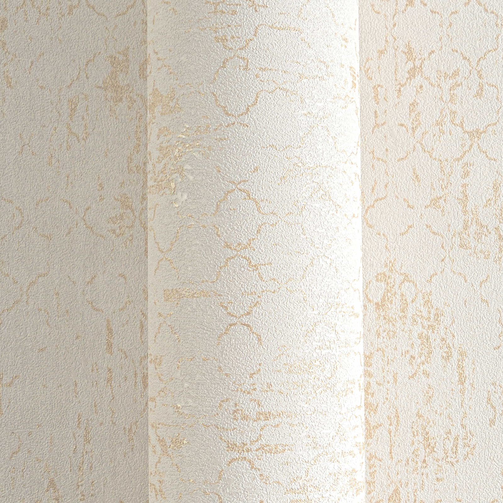 Dezente Vliestapete mit klassischem Ornamentmuster und schimmernden Akzenten, fein strukturiert – Creme, Gold, Metallic
