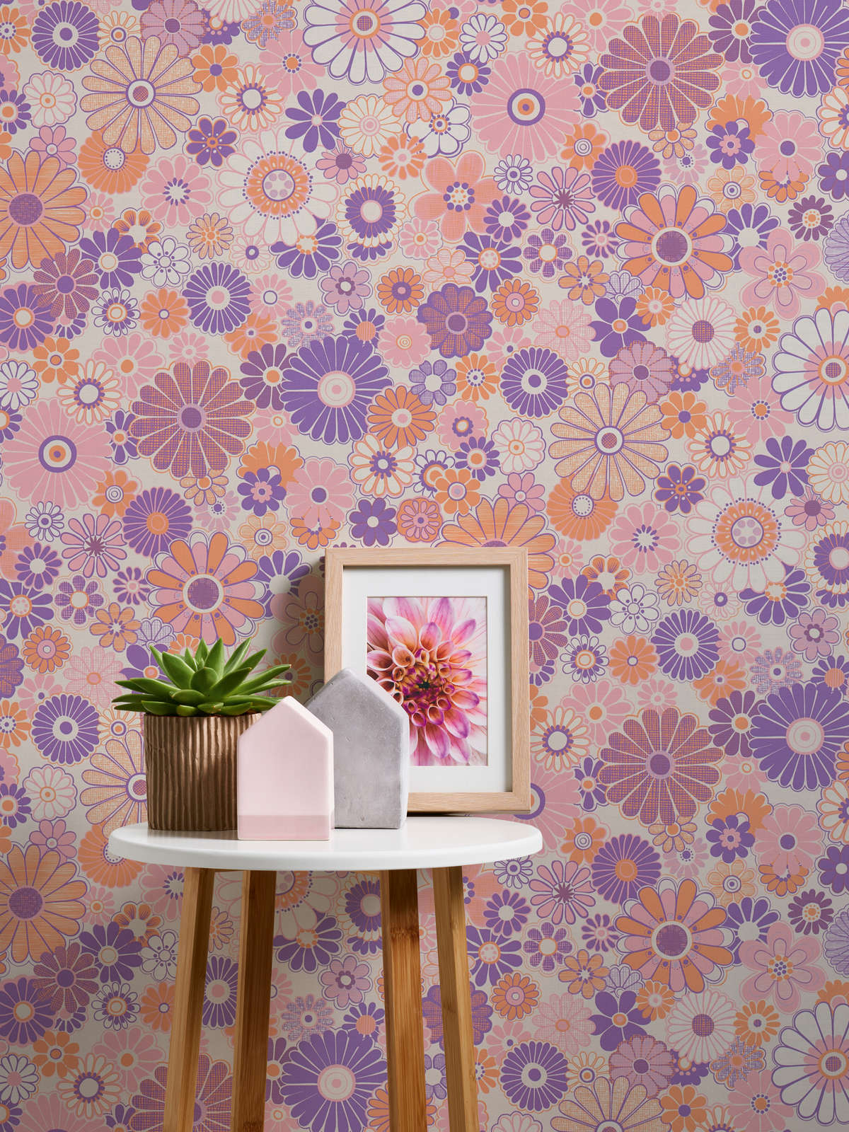             Leicht strukturierte Vliestapete mit floraler Bemusterung – Lila, Orange, Rosa
        