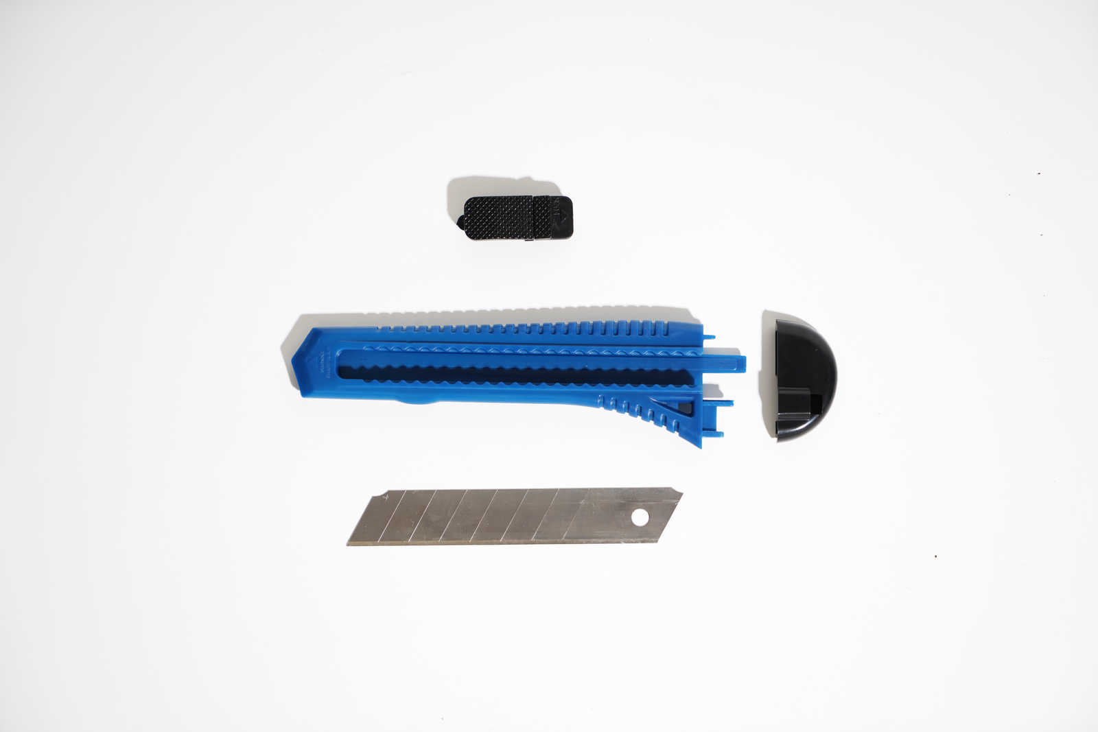             Universal cutter knife with 18mm blades
        