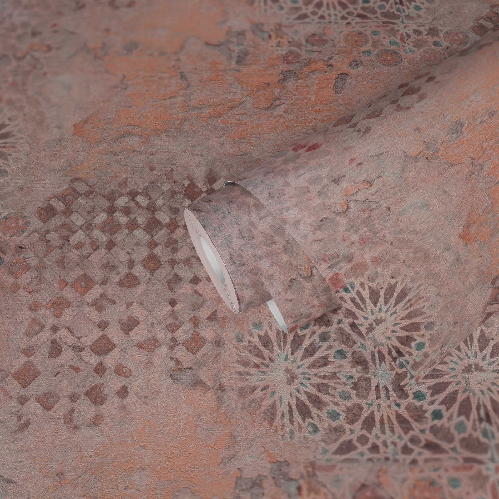             Bunte Vliestapete mit rustikalem Mosaikmuster – Braun, Grau, Orange
        