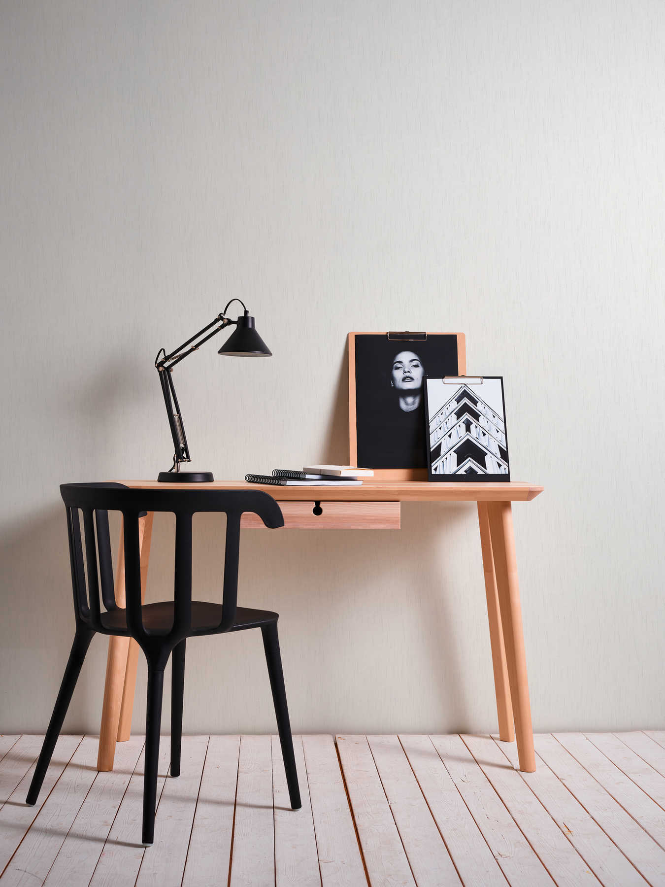             Einfarbige Vliestapete Weiß mit Metallic Fäden meliert
        