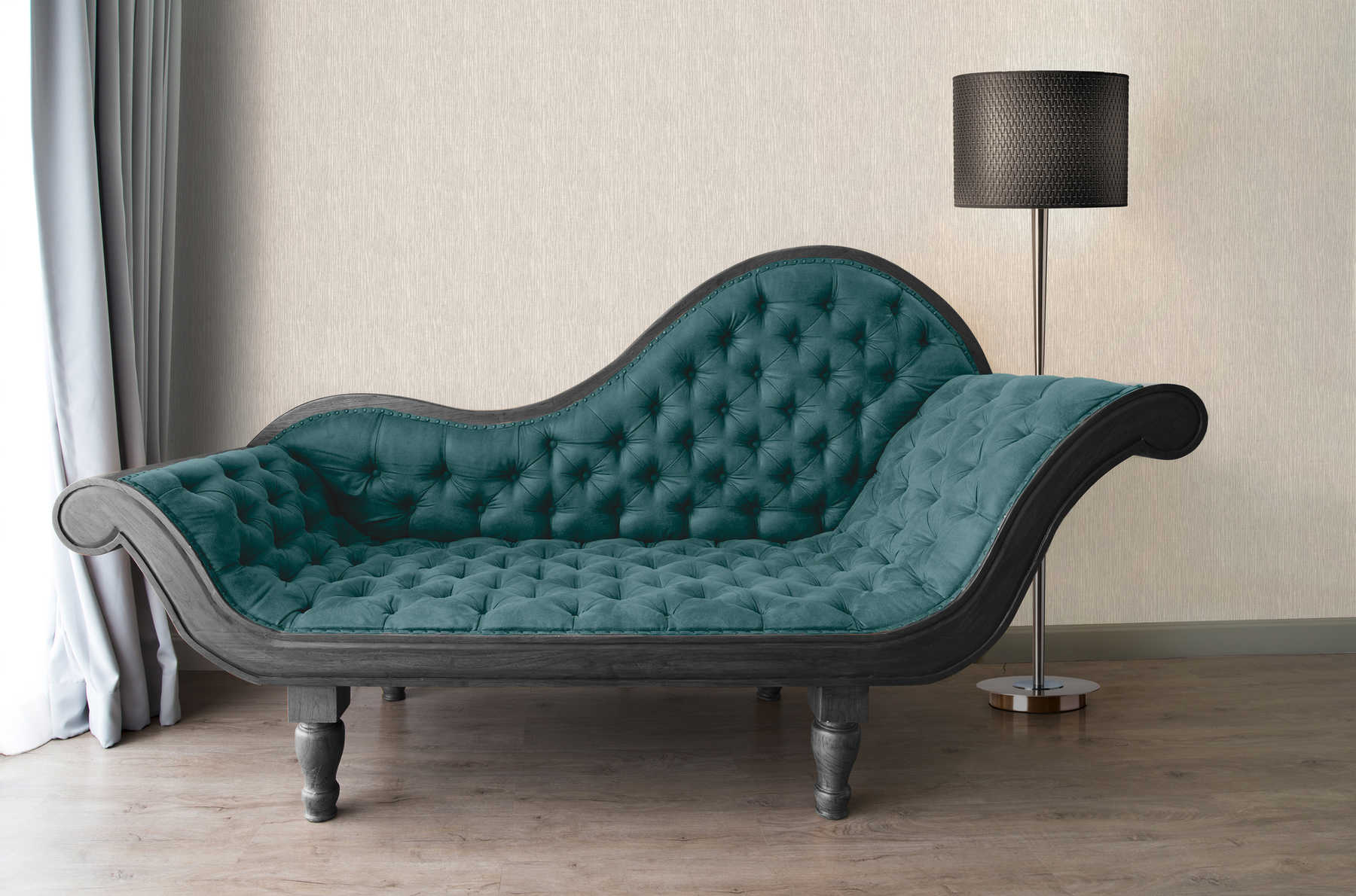             Graue Tapete mit Metallic Linien & Strukturprägung
        