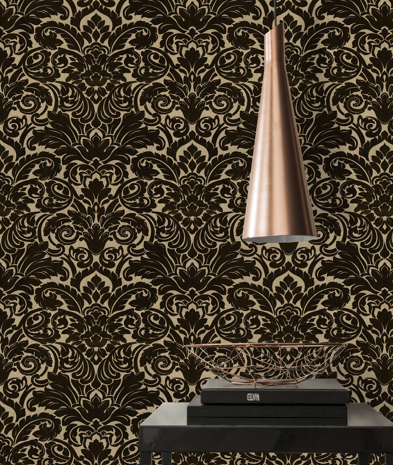             Ornament-Tapete mit samtweichem Flock auf Gold-Effekt Kompaktvinyl – Gold, Schwarz
        