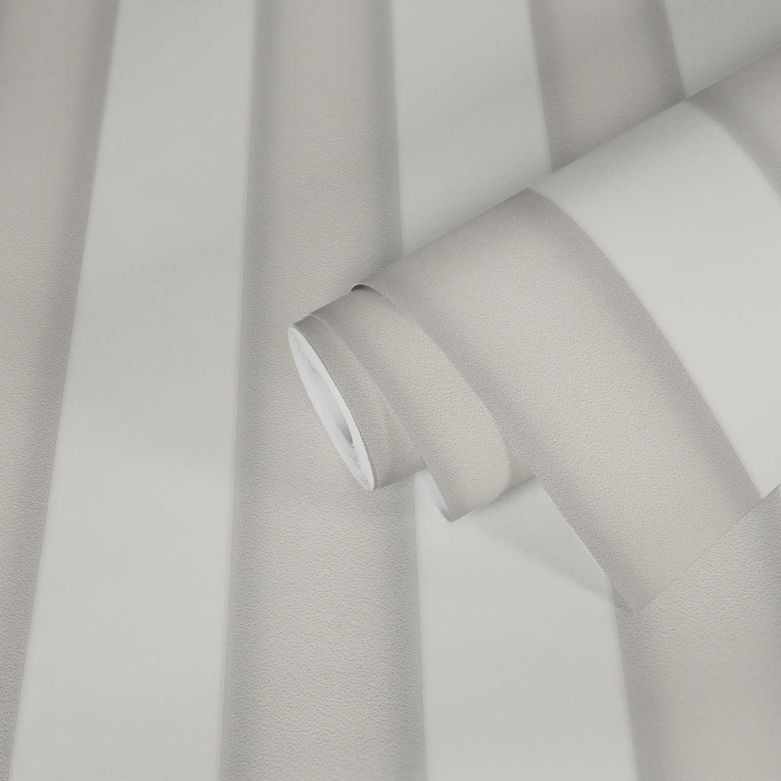             Metallic Tapete mit plastischem Streifenmuster – Grau, Weiß
        