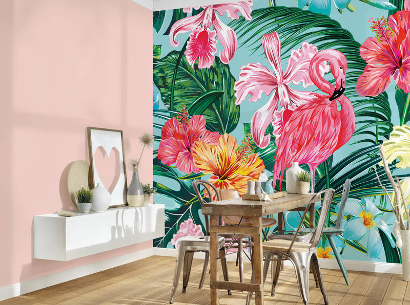 tropicales Wandbild, Flamingo, rosa Wand, Holztisch, Metallstühle