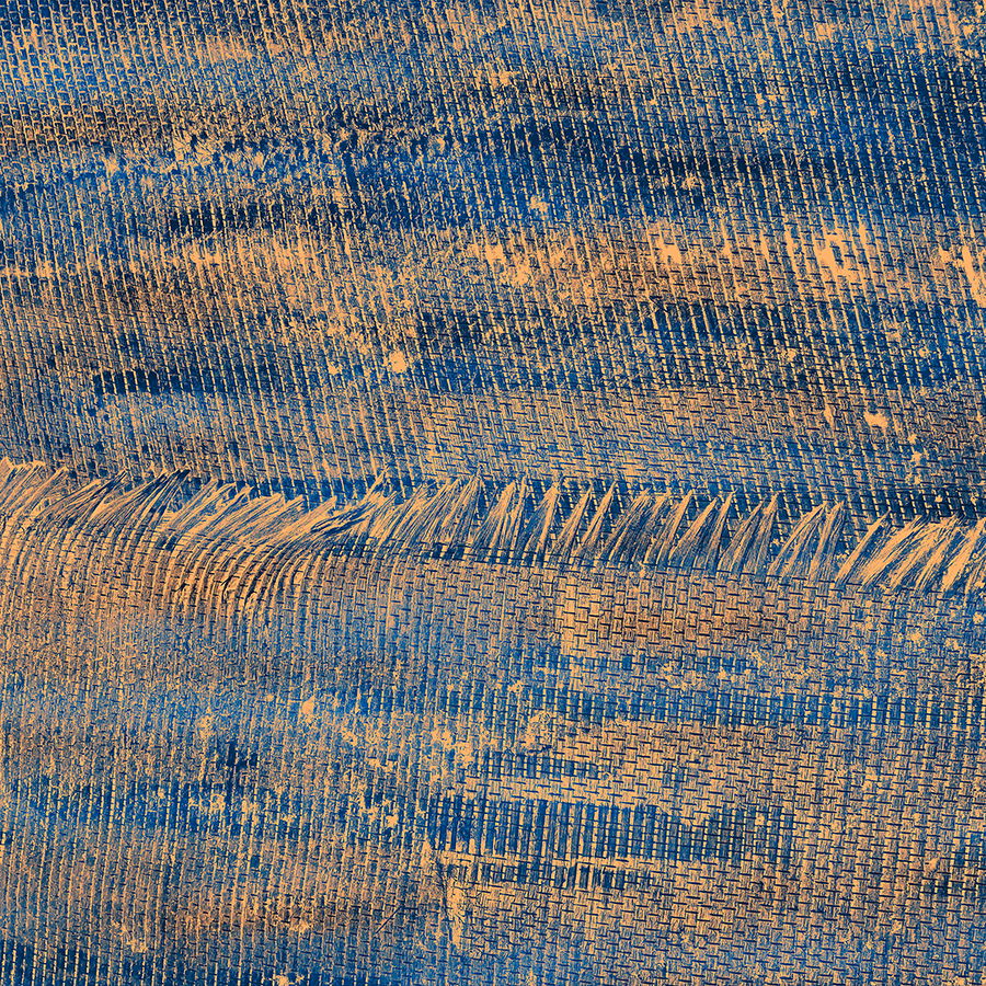         Glatte Fototapete 'Sanfte Goldreflexe' – Ein Hauch von Luxus für Ihre Räume – Blau, Gold
    