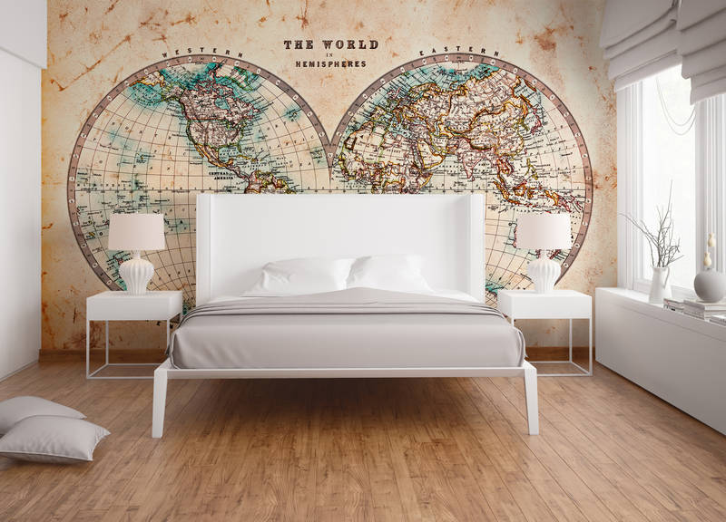             Vintage Weltkarte in Hemisphären – Braun, Beige, Blau
        