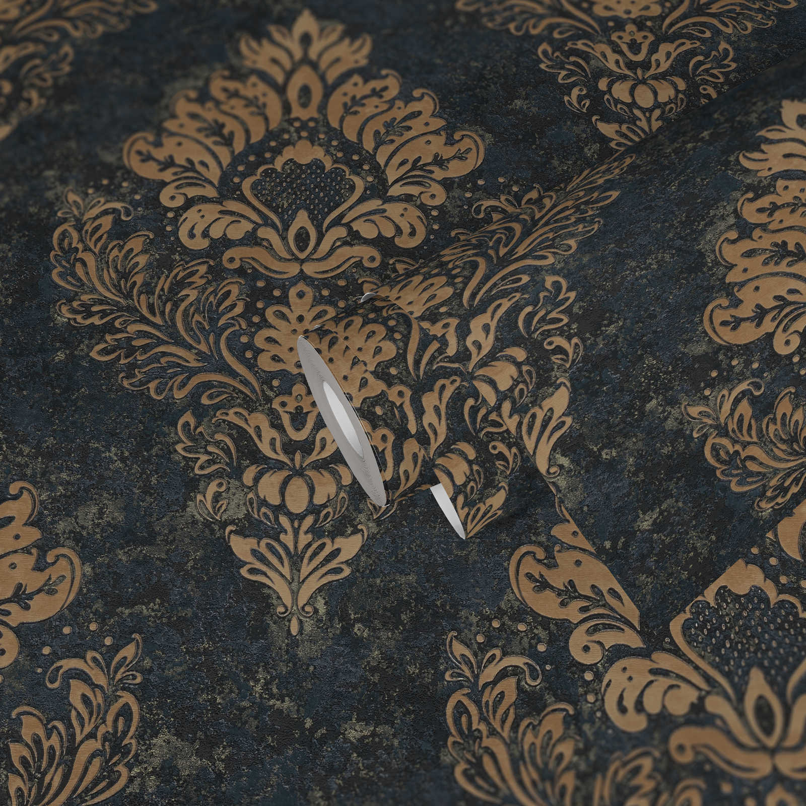             Ornamenttapete mit floralem Stil & Gold-Effekt – Beige, Blau, Braun
        