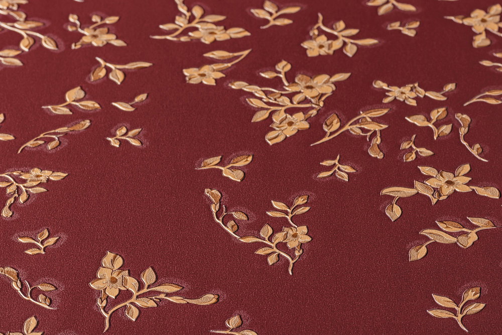             Rote VERSACE Tapete mit Blümchen Muster – Rot, Gold, Braun
        