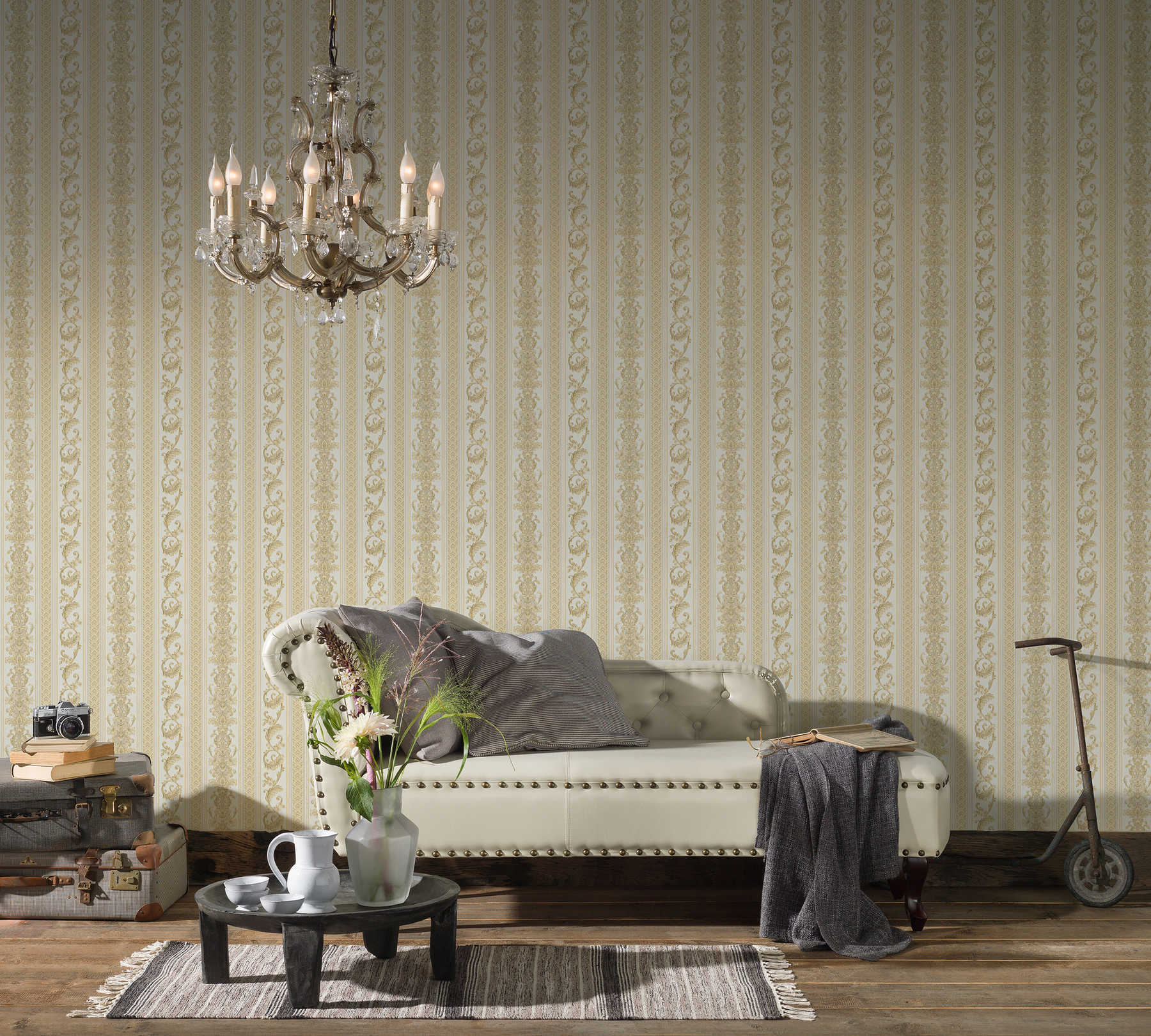 Barocke Streifentapete mit Ornamentmuster – Creme, Gold
