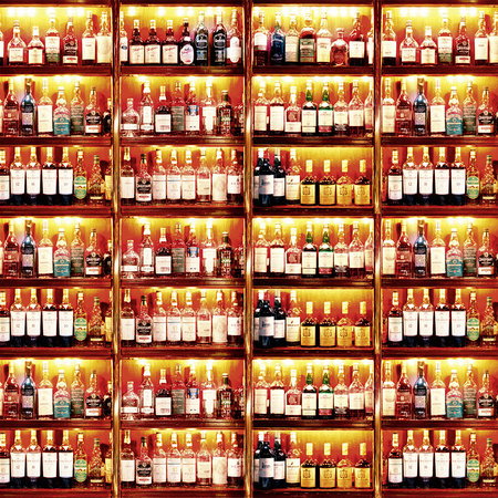 Whiskey Flaschen, Glasflaschen, Barregal, bunte Etiketten, Spirituosen-Auslage