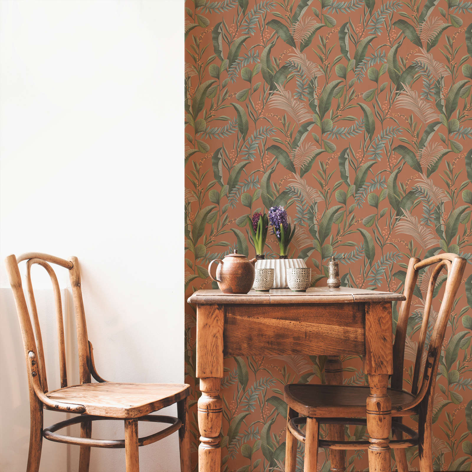             Florale Dschungeltapete mit Blättern matt strukturiert – Orange, Rot, Grün
        