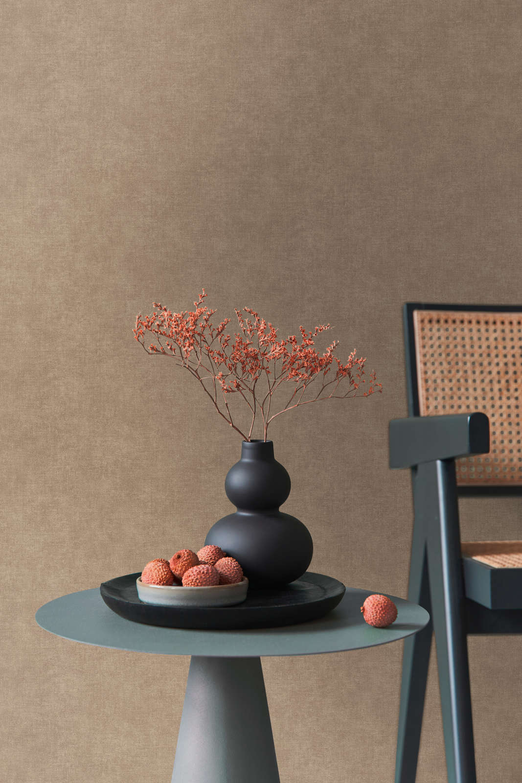 Vase, Vase mit Zweigen, getrocknete Zweige, Tischdeko, rote Beeren