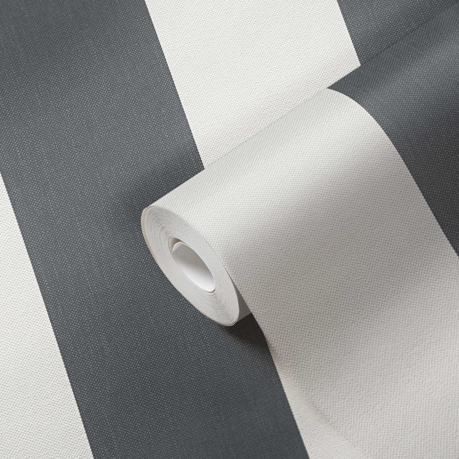 Strukturierte Vliestapete mit Streifenmotiv in einem zeitlosen Design – Grau, Weiß