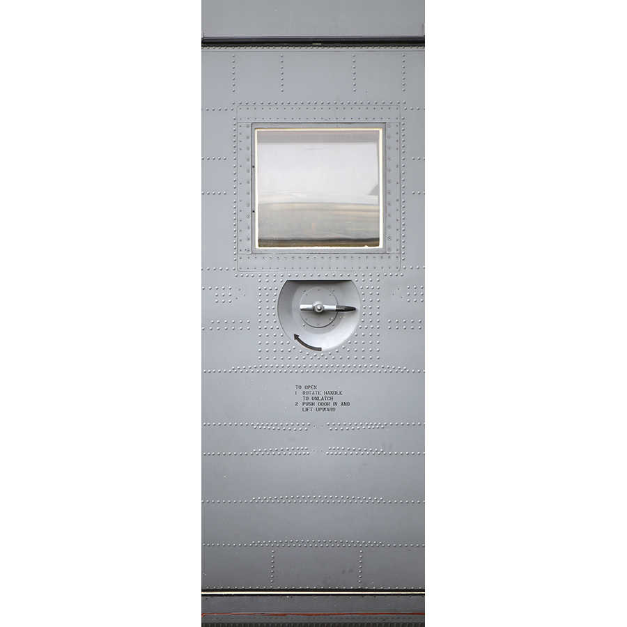         Moderne Fototapete Flugzeugtür auf Premium Glattvlies
    
