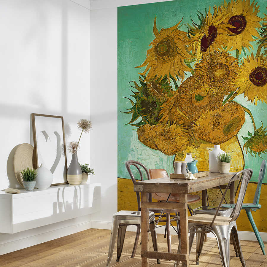 Sonnenblumen, Wandmalerei, Esstisch, Metallstühle, Holzmöbel