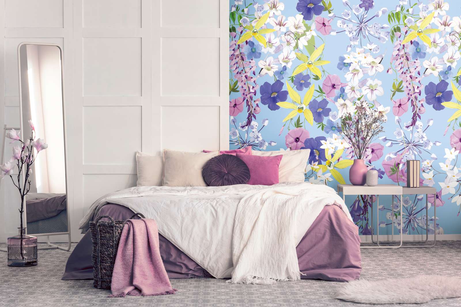             Blumenmotiv Tapete in kühlen Farben – Bunt, Flieder, Gelb
        