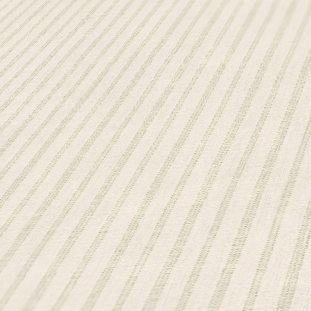             Vliestapete mit dezenten Streifen im Landhausstil – Weiß, Grau
        