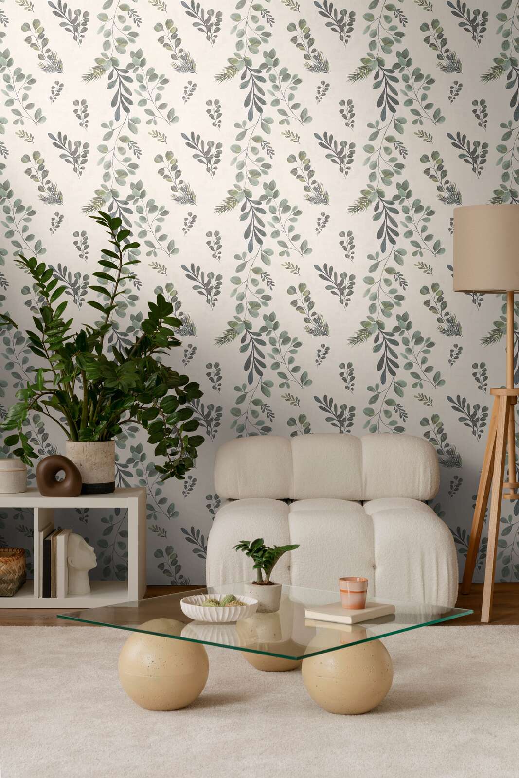             Natürliche Vliestapete mit filigranem Blatt- und Zweigmuster, ebenmäßige Struktur – Beige, Grün
        