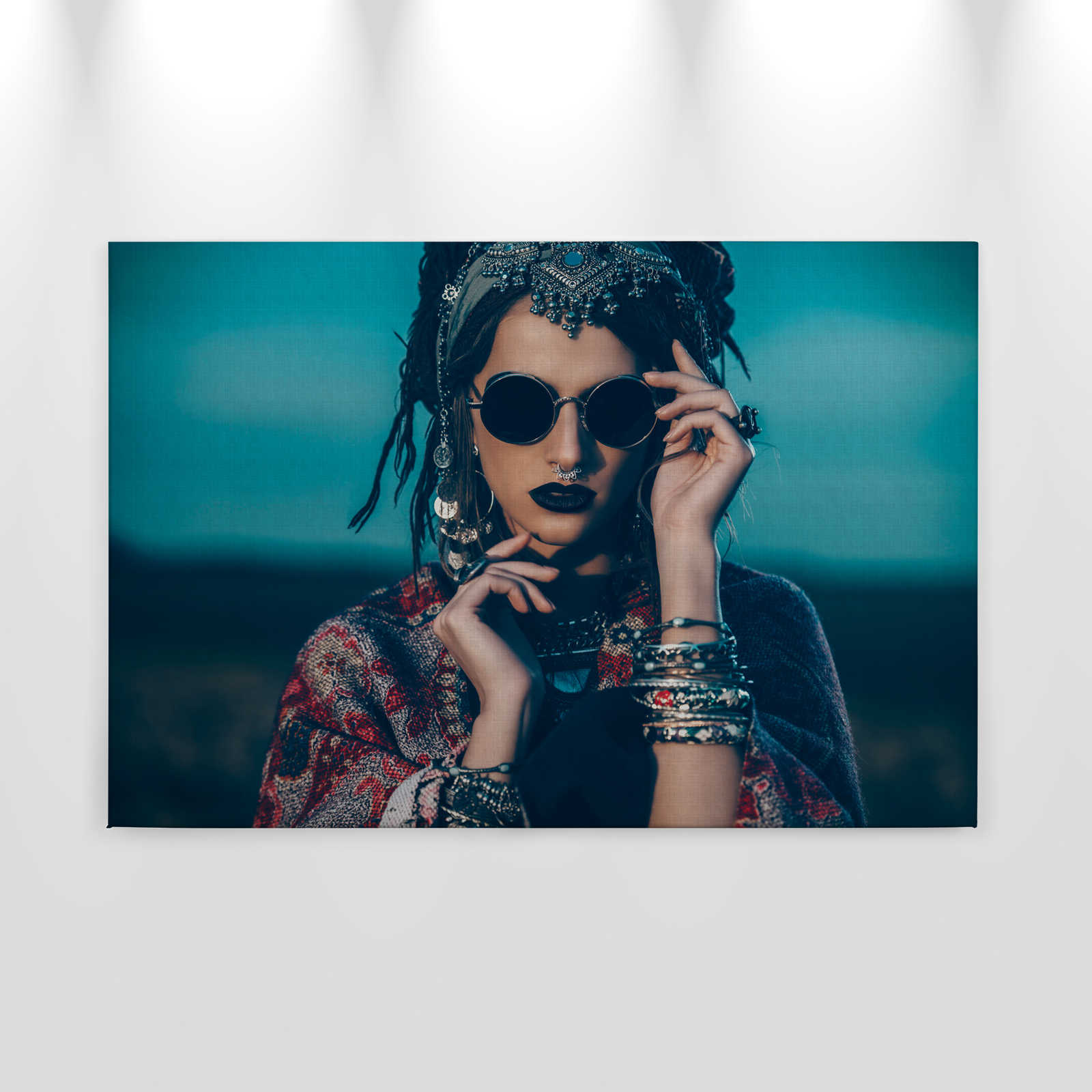             La bohème 1 - Leinwandbild mit Frau im Bohostyle auf naturleinen Struktur – 0,90 m x 0,60 m
        