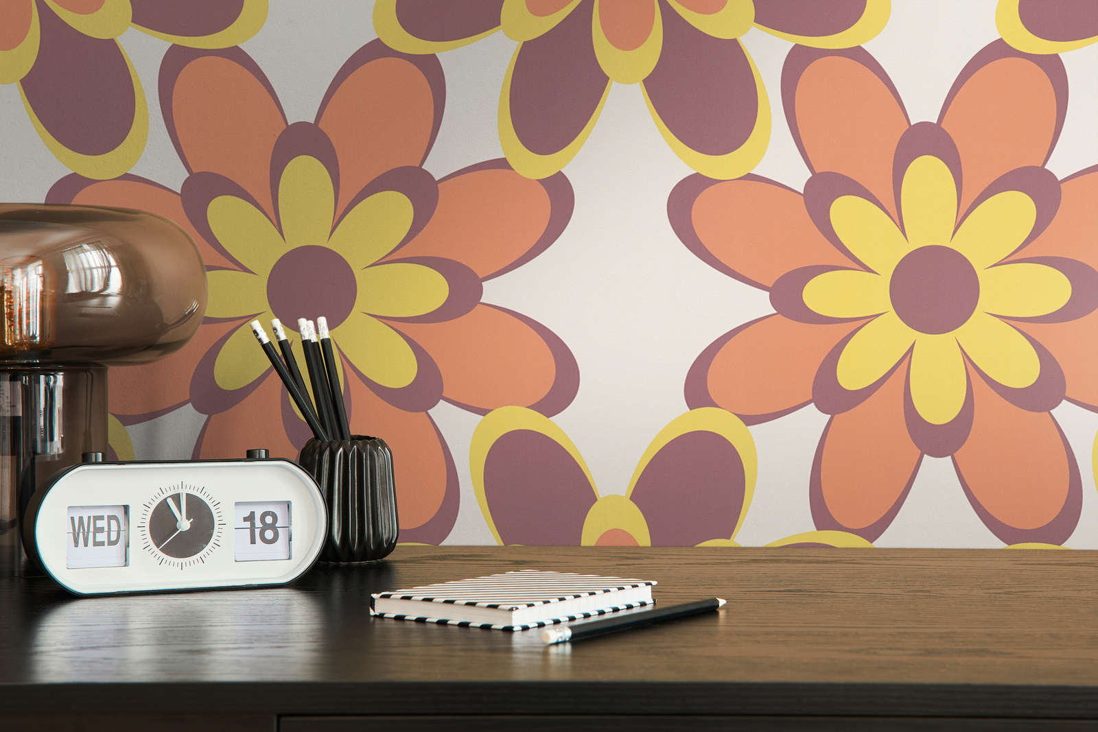             Retro Tapete 70er Blumenmuster – Orange, Gelb, Braun
        