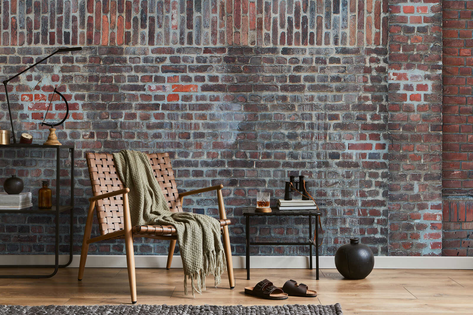 Armchair, Rattan, Ziegelfassade, Beistelltisch, Laterne