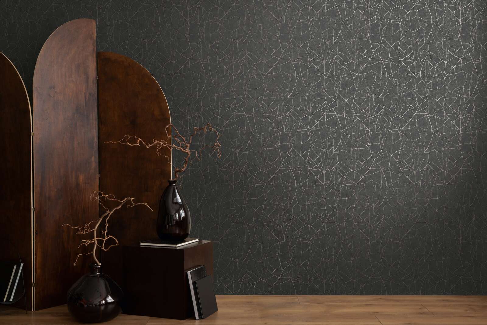             3D Vliestapete mit grafischem Naturmotiv und goldenen Akzenten – Schwarz, Metallic
        