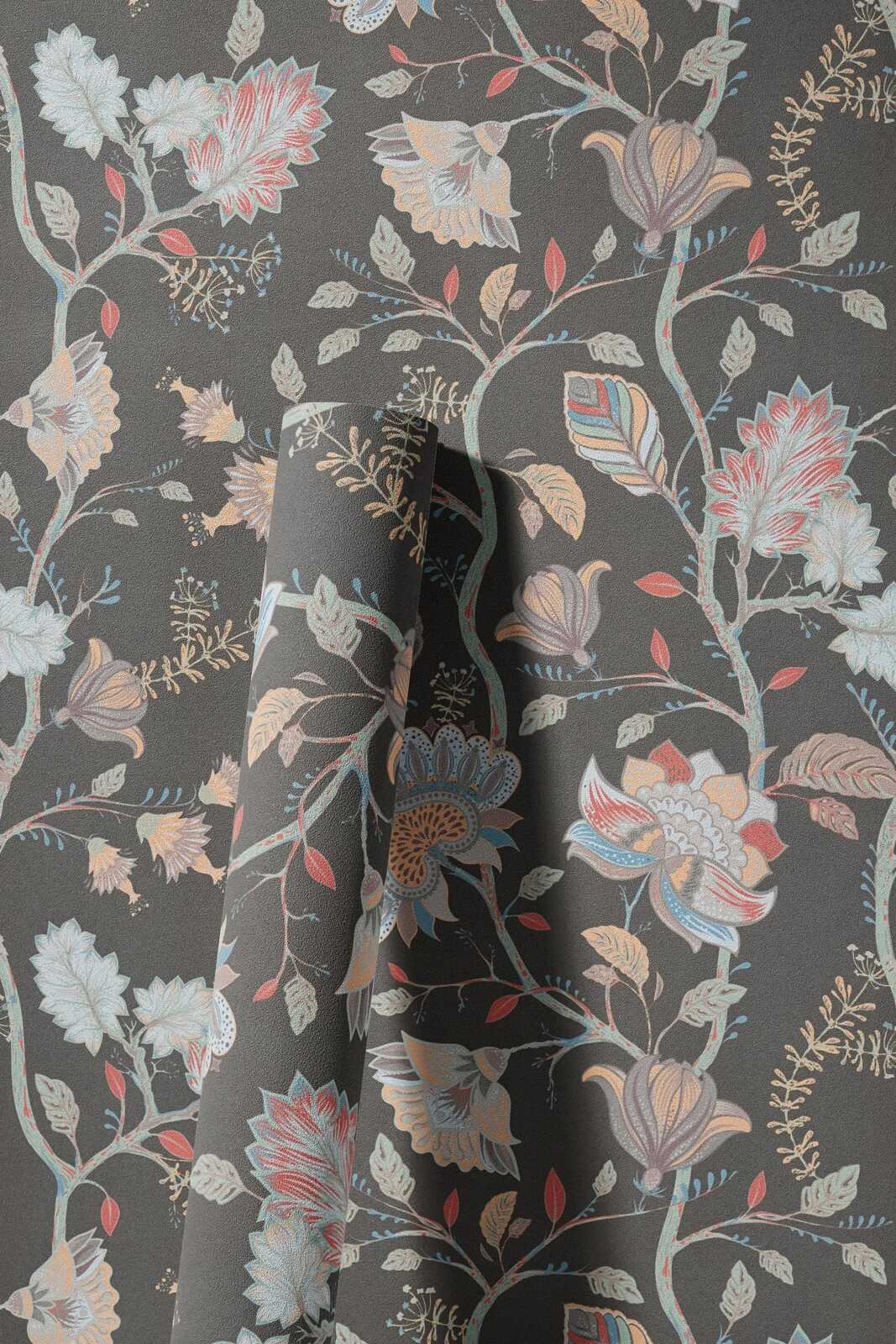             Florale Vliestapete mit gedeckten Farben - Rot, Grün, Schwarz
        