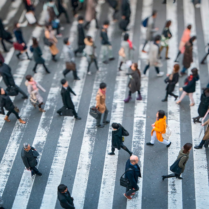 Menschen, Straßenkreuzung, Zebrastreifen, Urbaner transport, Hauptsächlich grau