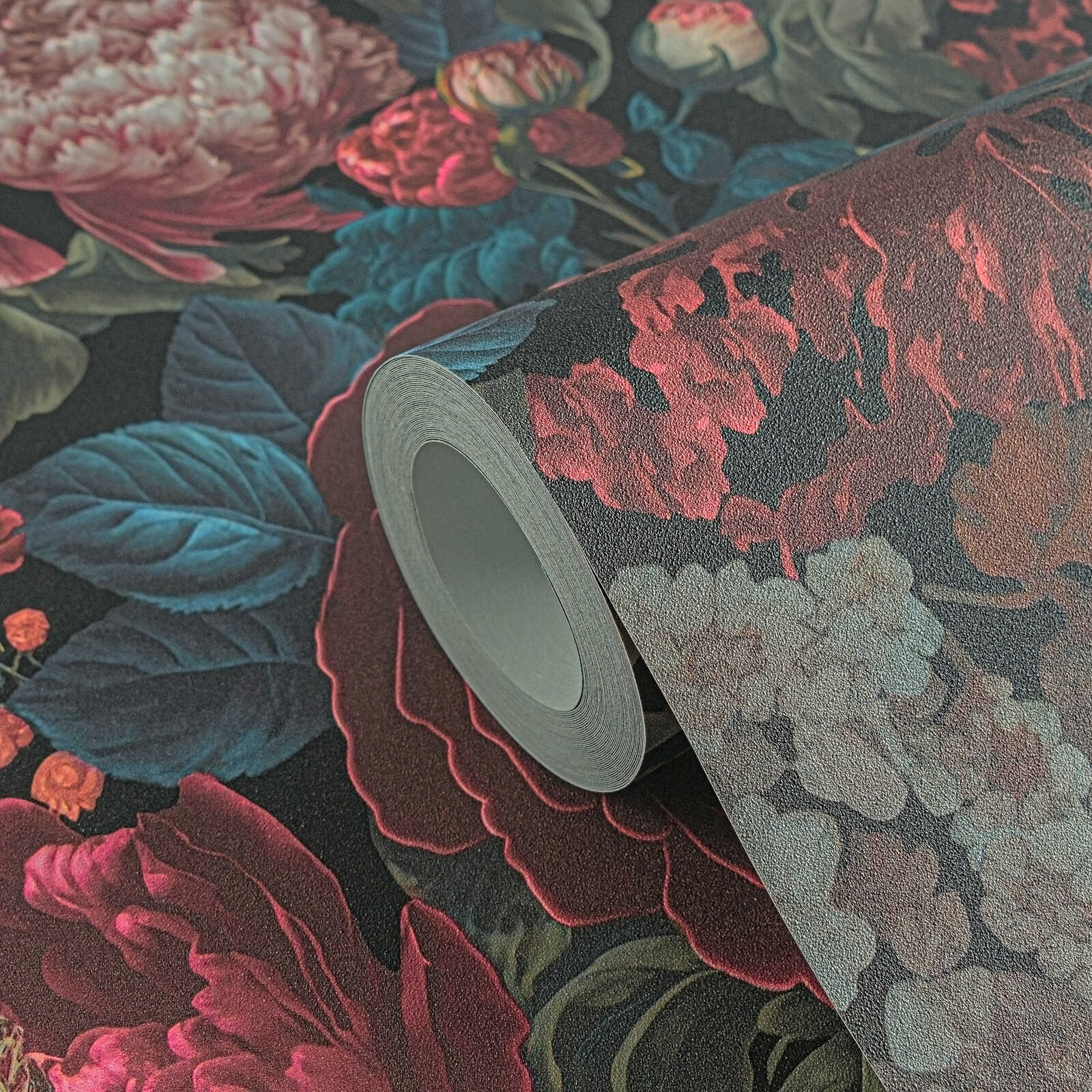             Opulente Vliestapete mit prächtigem Blütenmuster von MICHALSKY – Rot, Blau, Schwarz
        