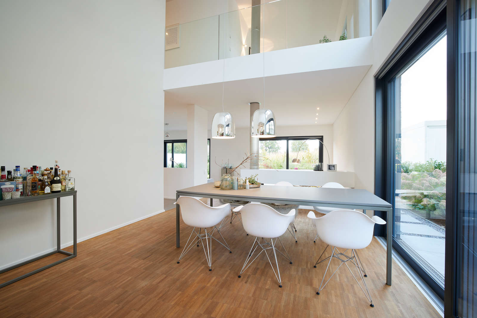             Vliestapete mit Strichmuster überstreichbar – Weiß
        