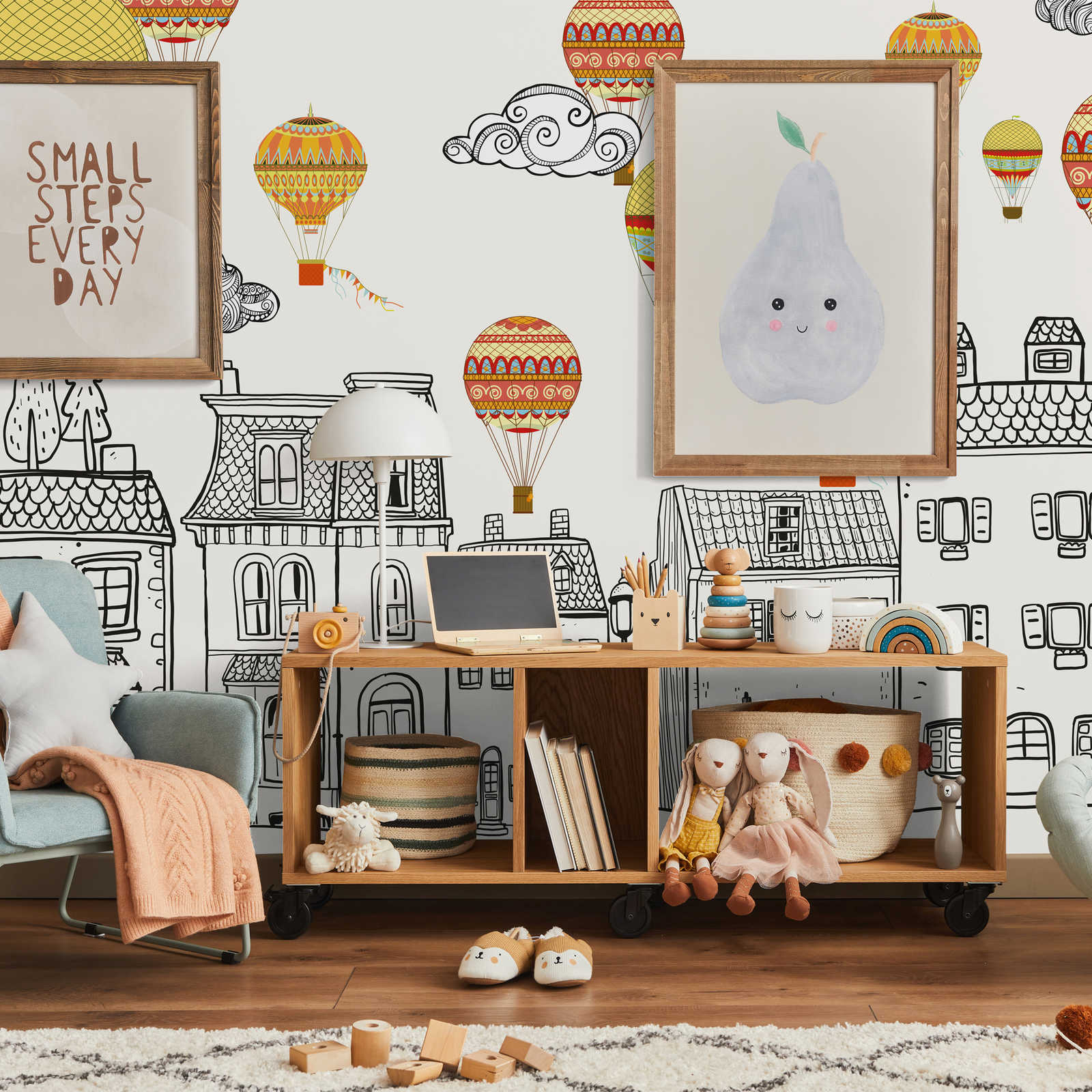             Fototapete Kleinstadt mit Heißluftballoons – Glattes & perlmutt-schimmerndes Vlies
        