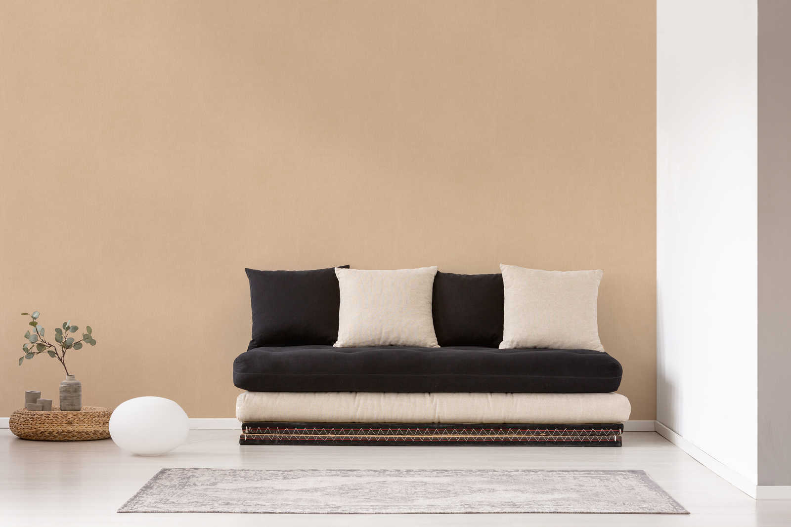             Einfarbige Tapete Beige mit Farbschraffur-Effekt
        