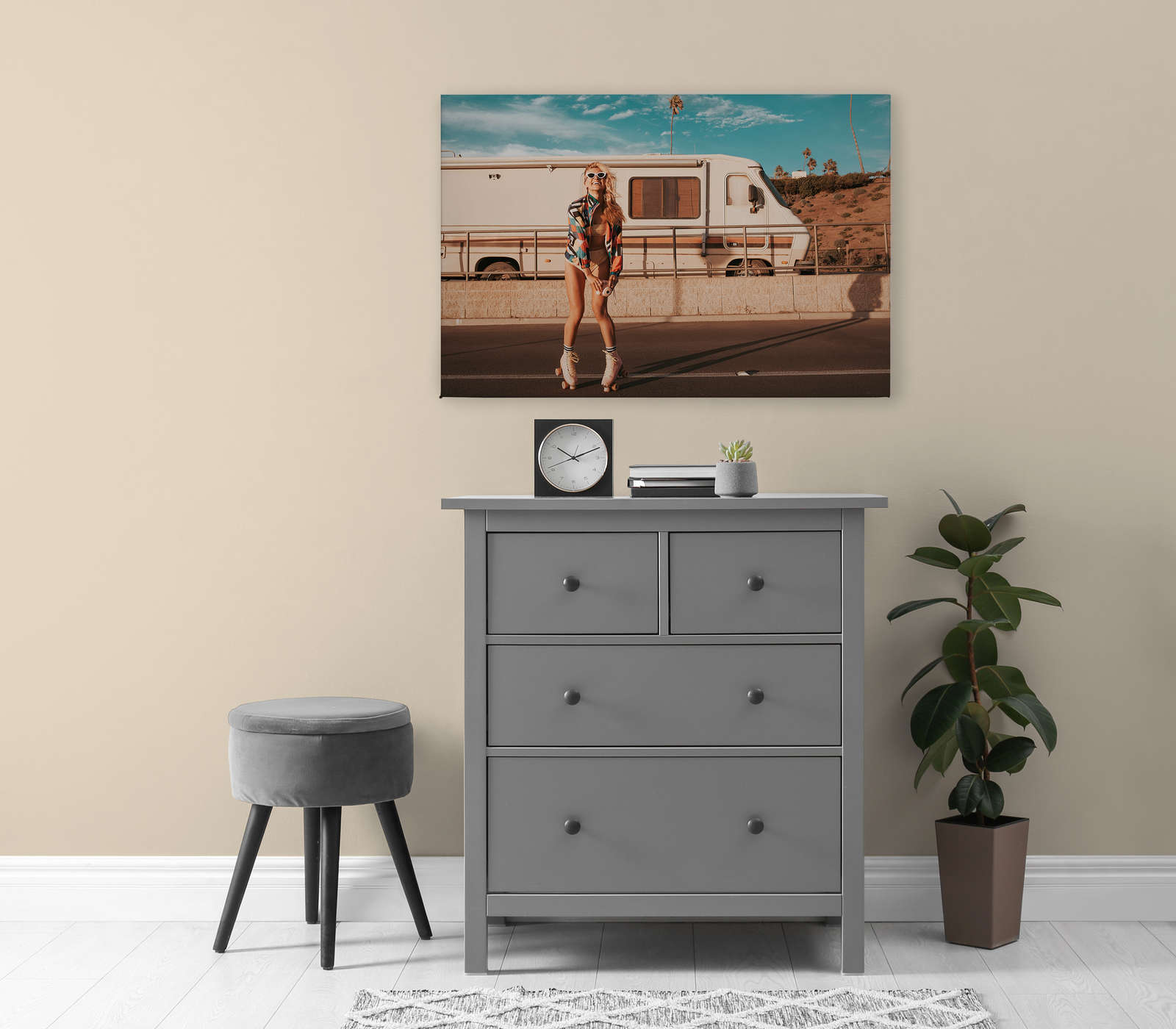             Leinwandbild mit Skater Girl und Camper im Sommer Vibe – 0,90 m x 0,60 m
        