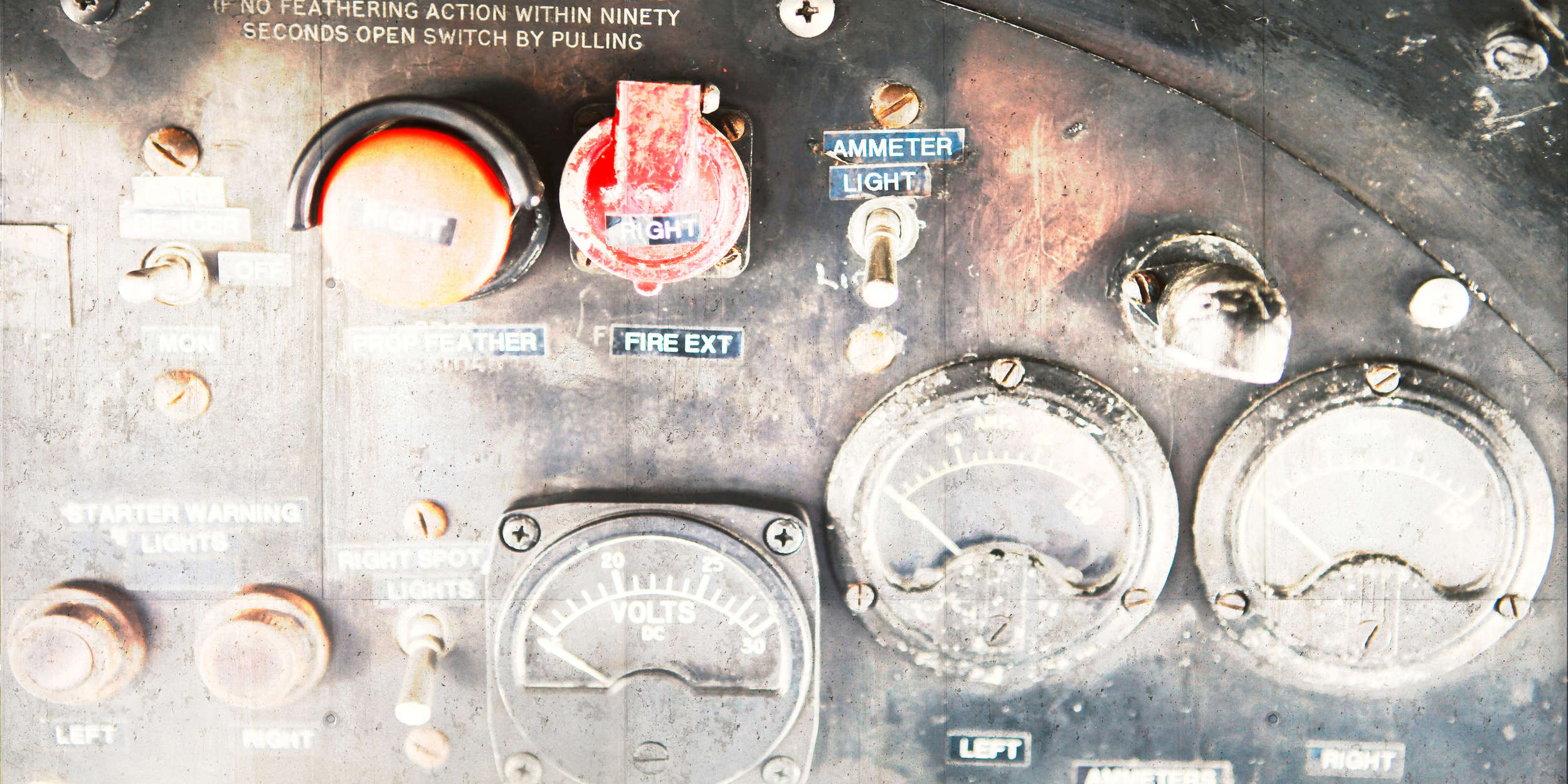             Industrial Style Fototapete – Vliestapete mit Flugzeug Cockpit – Grau, Braun
        