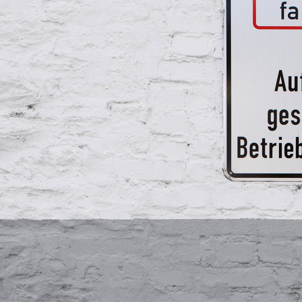             Industriegelände Vliestapete – Fototapete in 3D Optik mit Fabrikwand – Grau, Weiß
        