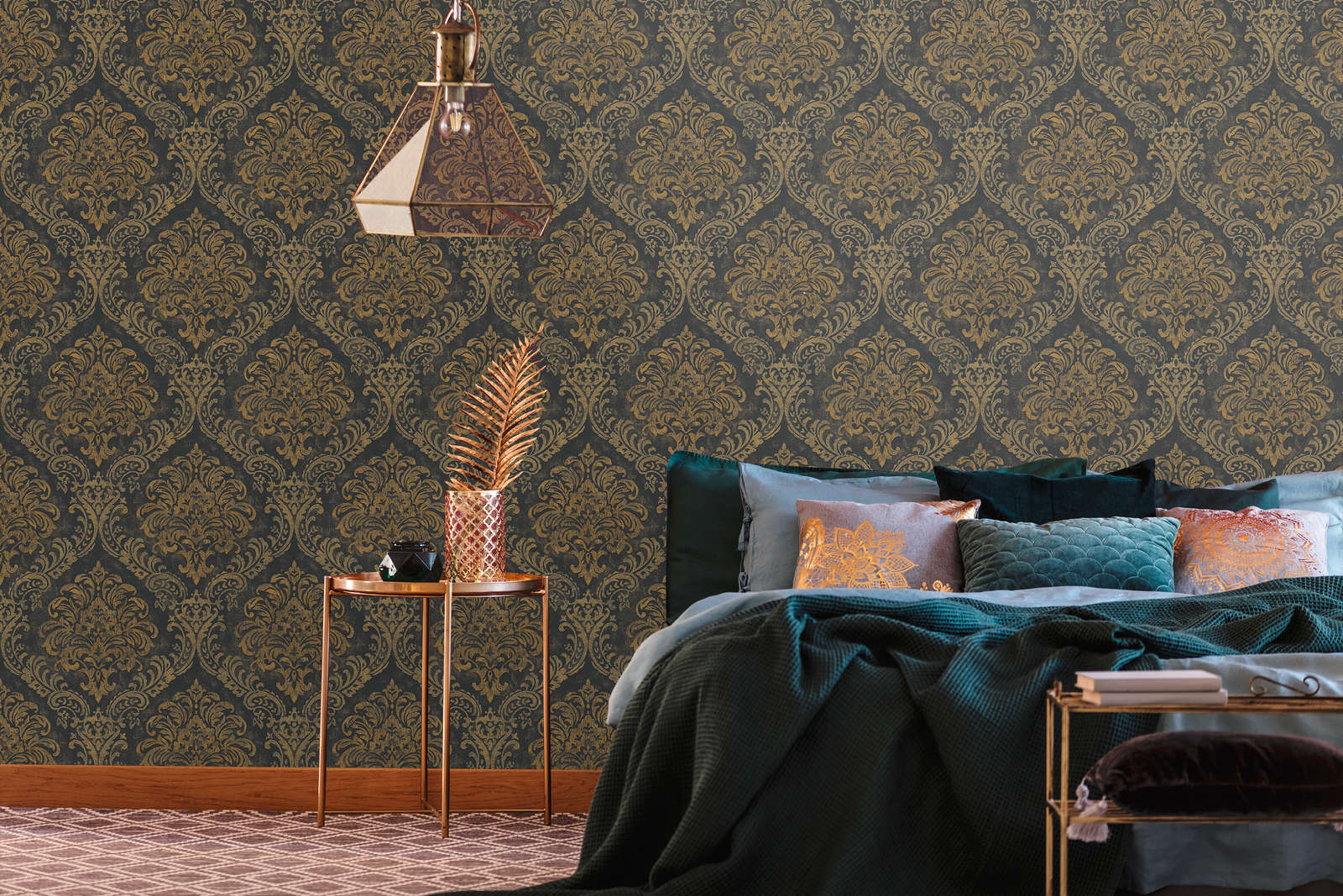             Vliestapete mit Barock-Ornamenten & metallic Used-Look – Schwarz, Gold
        