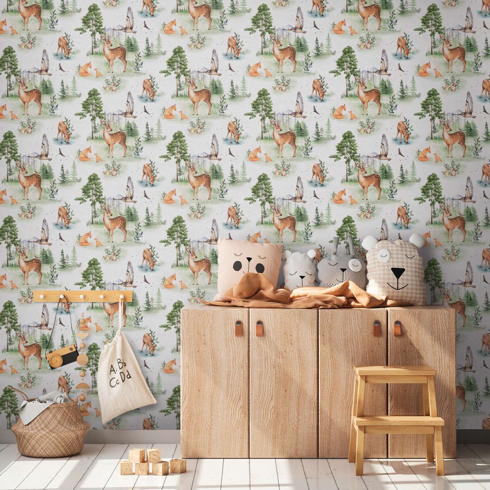             Vliestapete mit Waldtier-Motiven – Liebevolle Waldszenerie für ein naturnahes Kinderzimmer – Bunt
        