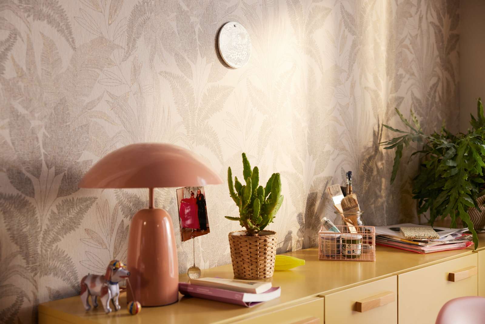             Vliestapete mit großem Blatt Muster leicht strukturiert – Beige, Gold
        